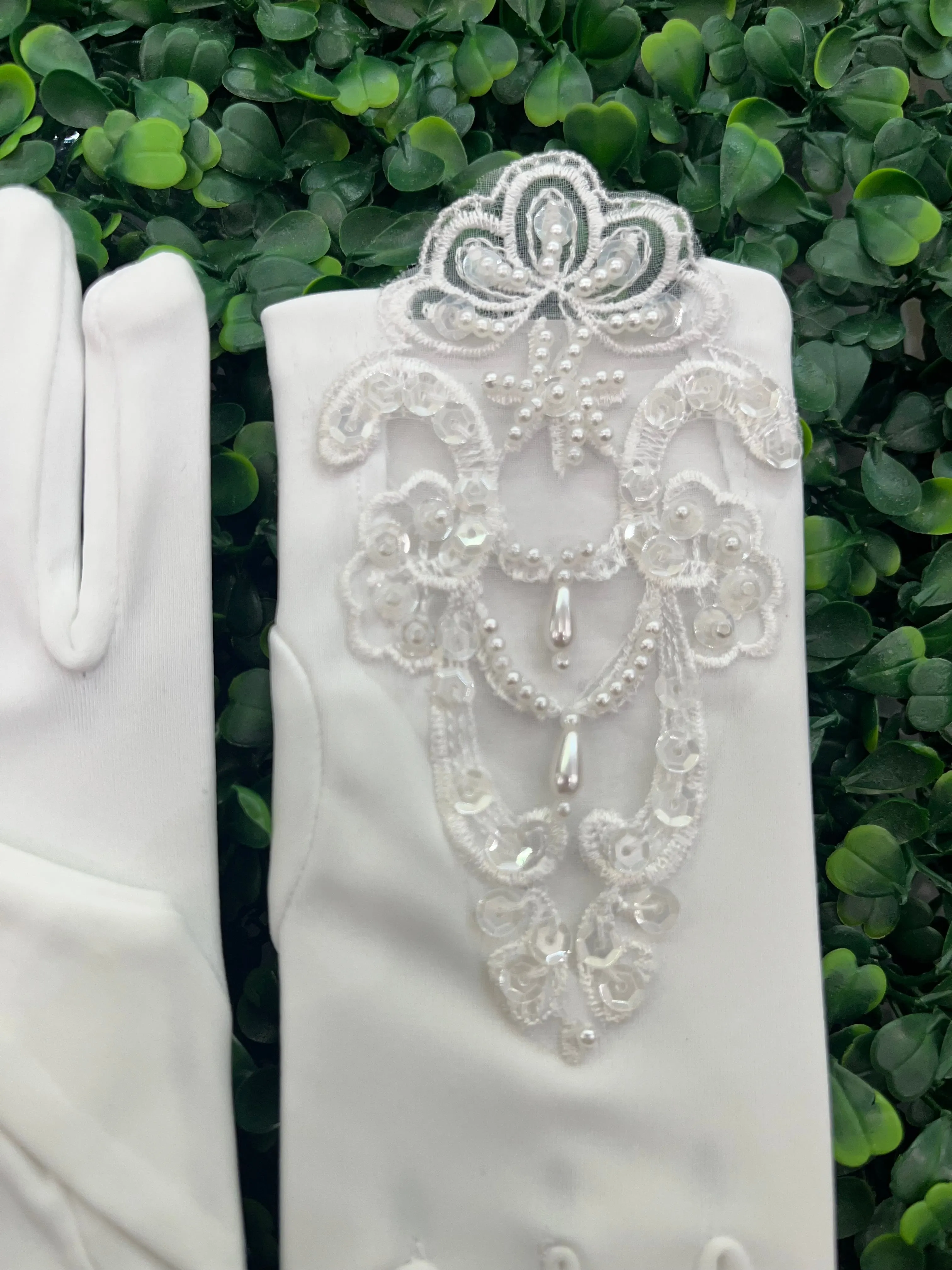 Sara’s Girls’ Satin Pearl Lace Gloves